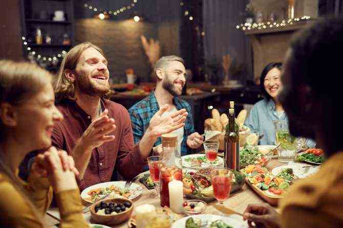 STYLECASTER |  So veranstalten Sie eine Dinnerparty