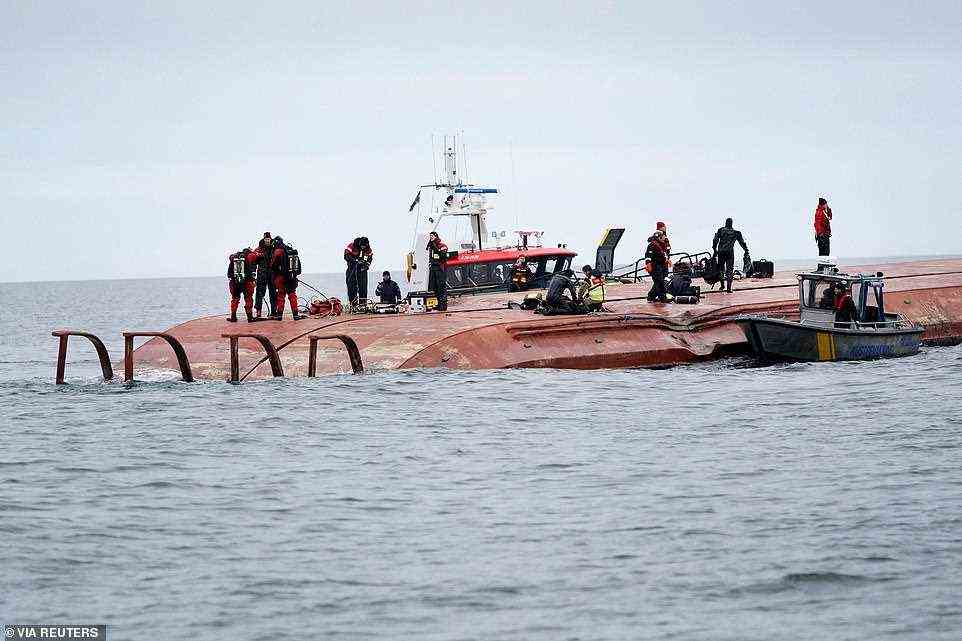 Die schwedische Küstenwache sagt, das britische Schiff sei in das kleinere dänische Boot gebrochen und habe eine deutliche Spur auf dessen Rumpf hinterlassen (rechts), als sie eine Untersuchung wegen krimineller Fahrlässigkeit einleitete