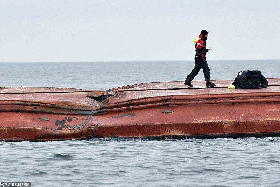Taucher haben nun die Leiche eines der dänischen Besatzungsmitglieder im Wrack der Karin (im Bild) gefunden, der andere soll tot sein, nachdem Suchversuche keine Spur von ihm gefunden hatten