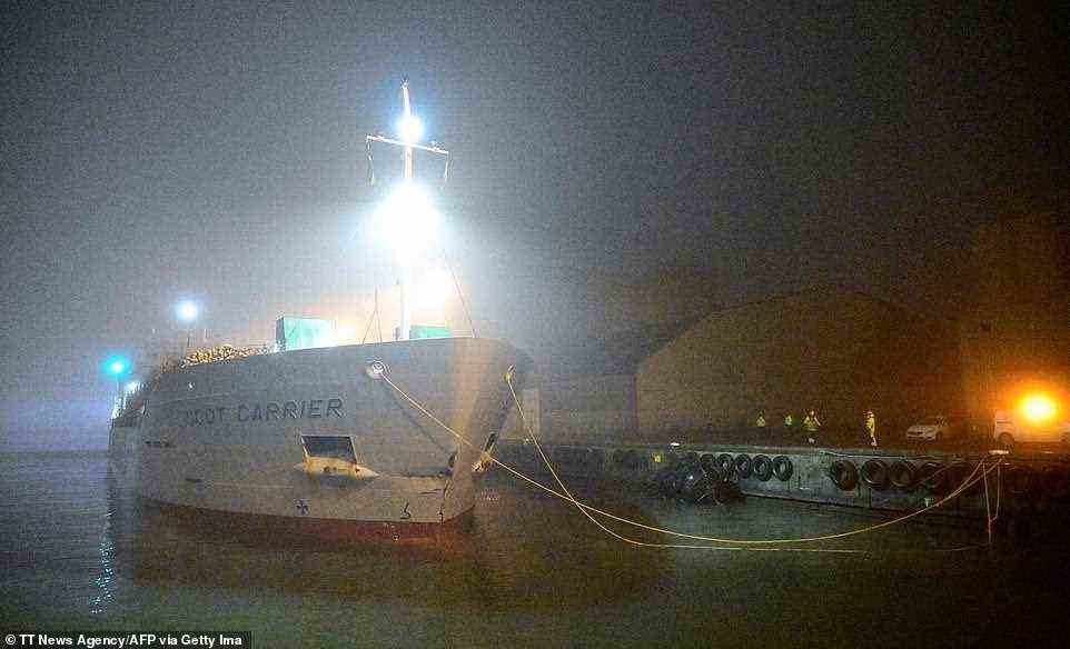 Das britische Frachtschiff Scot Carrier mit Schäden am Bug beim Abschleppen im Hafen in Ystad, Schweden, nach Kollision mit dem dänischen Frachtschiff Karin Hoej