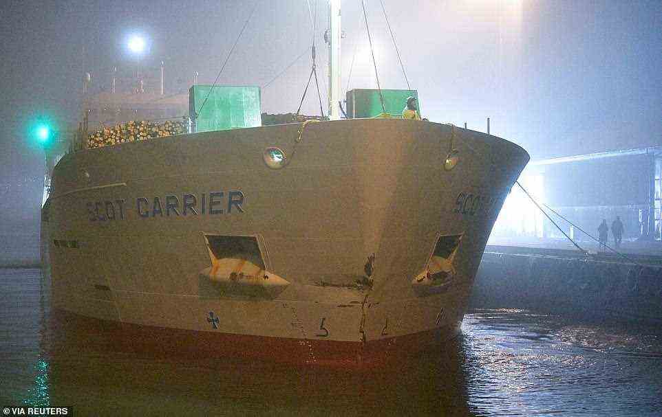 Scot Carrier, ein 300-Fuß-Schiff unter britischer Flagge auf dem Weg von Lettland nach Schottland, traf in der Ostsee zwischen Südschweden und der dänischen Insel Bornholm ein dänisches 180-Fuß-Schiff.  Im Bild: Das britische Frachtschiff mit Schäden am Bug