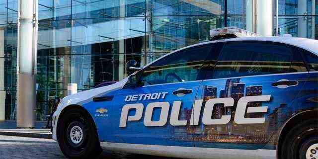 Detroit, Michigan, USA - 23. Oktober 2016: Ein Auto der Polizei von Detroit parkte vor dem Renaissance Center, dem Hauptsitz von GM in der Innenstadt von Detroit.