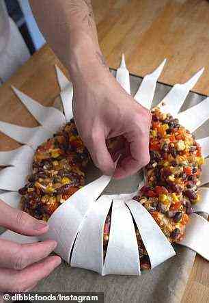 Schneiden Sie die Blätterteigblätter auf diese Weise weiter und heizen Sie den Ofen auf 200 Grad Celsius vor, jedes Stück muss das gegenüberliegende Stück um 2 cm überlappen