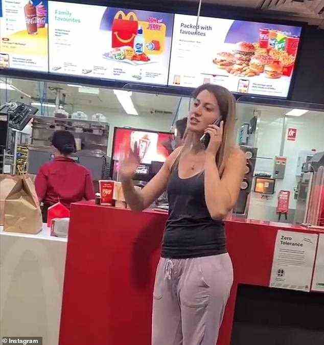 Die Frau lieferte ihr wütendes Geschrei, als sie am Tresen der Fast-Food-Kette stand, während die Mitarbeiter unbeeindruckt weiter Getränke einschenkten und Essen auslieferten