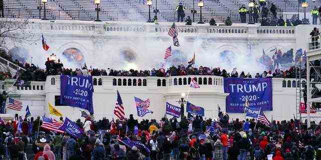 Auf diesem Dateifoto vom 6. Januar 2021 stürmen gewalttätige Demonstranten das Kapitol in Washington, DC (AP Photo/John Minchillo)