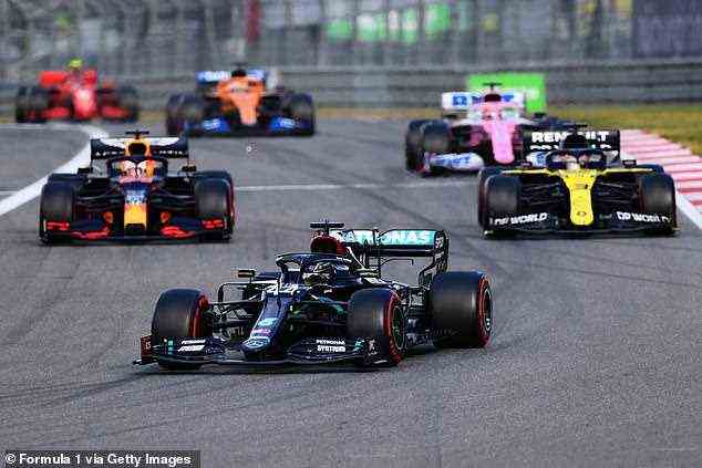 Hamilton führt Verstappen und Daniel Ricciardo nach einem Safety-Car-Restart in Deutschland im vergangenen Jahr an