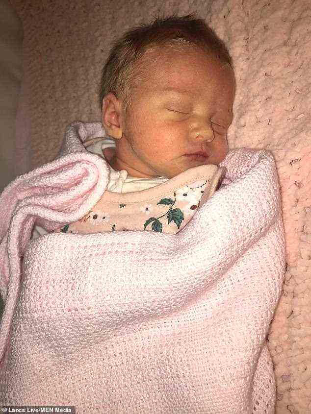 Baby Cara war in der Woche nach ihrer Geburt aufgrund von Gewichtsverlust und Gelbsucht zunächst im Krankenhaus, aber zu Hause gedieh es nicht