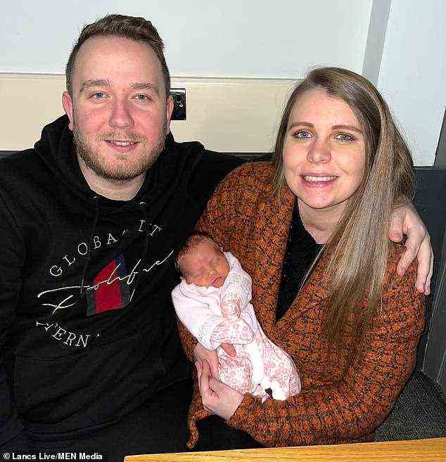Die Familie dachte, ihre früheren Verletzungen machten es unmöglich, ein Baby zu bekommen, und war überrascht, als sie Anfang des Jahres erfuhr, dass sie es erwarteten