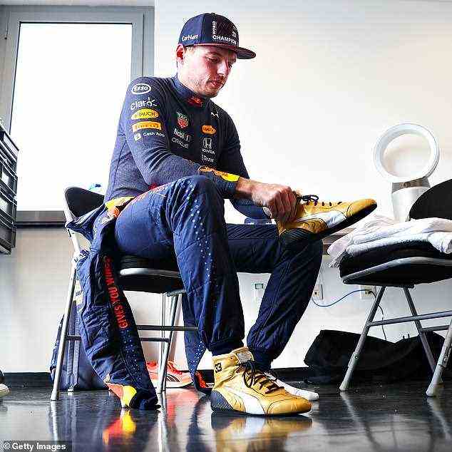 Das Red-Bull-Ass, 24, trug in Anerkennung seiner ersten Meisterschaft ein Paar goldene Turnschuhe