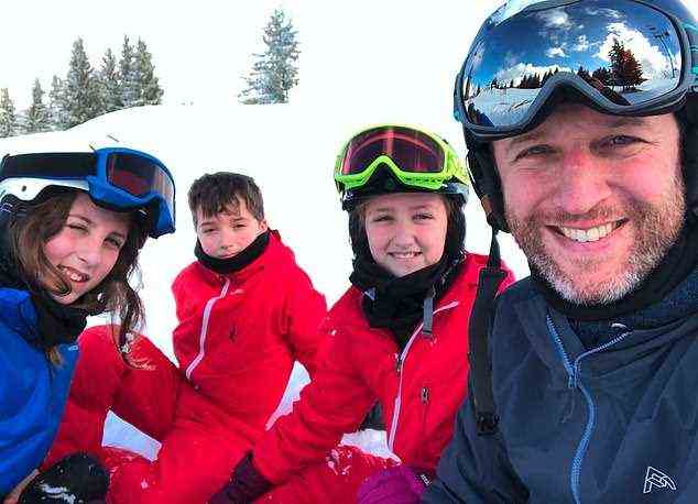 Jake und seine drei Kinder machen eine Pause, nachdem sie letzten Winter die Pisten von Morzine befahren haben