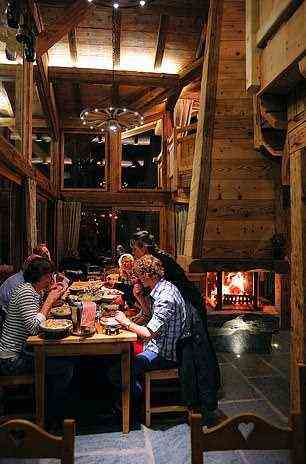 Schüler der Alpin-Französisch-Schule teilen sich nach einem Tag Französisch und Skifahren ein herzhaftes Abendessen