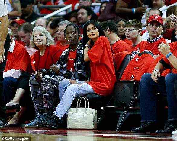 XOXO: Jenner begann kurz nach der Beendigung einer langjährigen Beziehung mit Rapper Tyga . mit Travis auszugehen