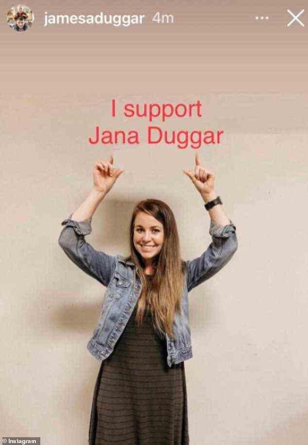 Unterstützung kommt auch von zwei ihrer jüngeren Brüder.  James, 20, teilte ein Foto von Jana mit den Worten „Ich unterstütze Jana Duggar“