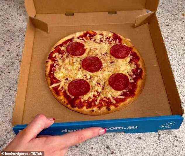 Der diplomierte Gesundheitscoach hat alle Zutaten für die Pizza von Woolworths gekauft