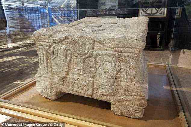 Abgebildet ist die Steinbank, die in einem Museum in Israel ausgestellt ist