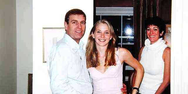 Ein Foto aus dem Jahr 2001, das in den Gerichtsakten enthalten war, zeigt angeblich Prinz Andrew mit seinem Arm um die Taille der 17-jährigen Virginia Giuffre, die sagt, Jeffrey Epstein habe sie dafür bezahlt, Sex mit dem Prinzen zu haben. 