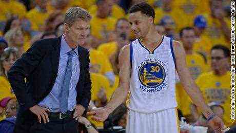 Curry im Gespräch mit Warriors-Trainer Steve Kerr in den NBA-Playoffs 2015.