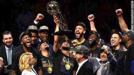 Curry feiert mit der Larry O'Brien Trophy, nachdem er die Cleveland Cavaliers im NBA-Finale 2018 besiegt hat.