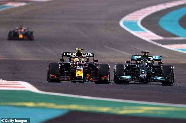 Verstappens Red-Bull-Teamkollege Sergio Perez (links) übernahm die Führung und duellierte sich mit Hamilton