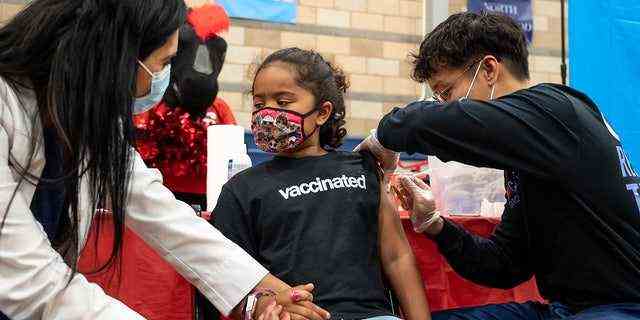 Sahana Malhorta, 7, ist eine der ersten 5-7-Jährigen, die an der LAUSD-Impfstelle an der Arleta High School in Arleta, Kalifornien, gegen COVID-19 geimpft wurde (Foto von David Crane/MediaNews Group/Los Angeles Daily News über Getty Images)