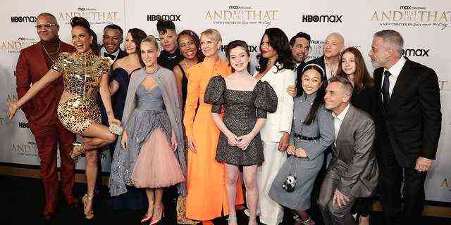  Sarah Jessica Parker posiert mit Cast und Crew bei der HBO Max-Premiere von "Und einfach so."