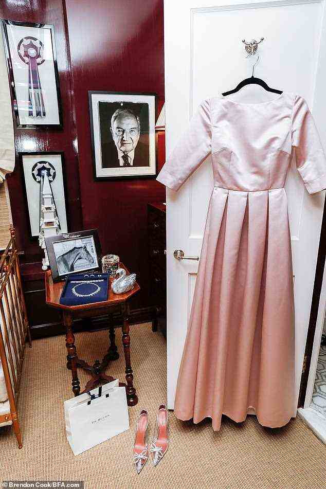 Arianas zweiter Look an diesem Abend war ein maßgeschneidertes blassrosa Kleid, das von dem griechischen Designer Vassilis Zoulias handgefertigt wurde, der dafür bekannt ist, die Stars von Emily in Paris zu kleiden