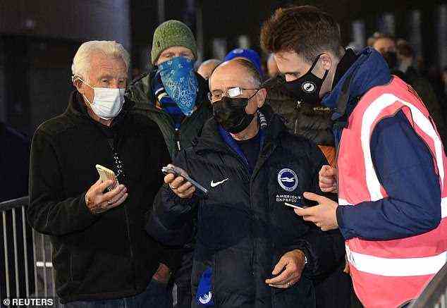 Brighton-Fans taten auch dasselbe, als sie sich darauf vorbereiteten, am Mittwoch das AMEX-Stadion zu betreten