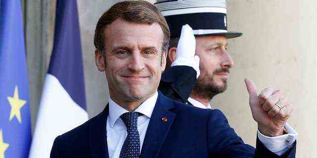 Der französische Präsident Emmanuel Macron zeigt am 1. Dezember 2021 im Präsidentenpalast Elysee in Paris, Frankreich, die Daumen.  