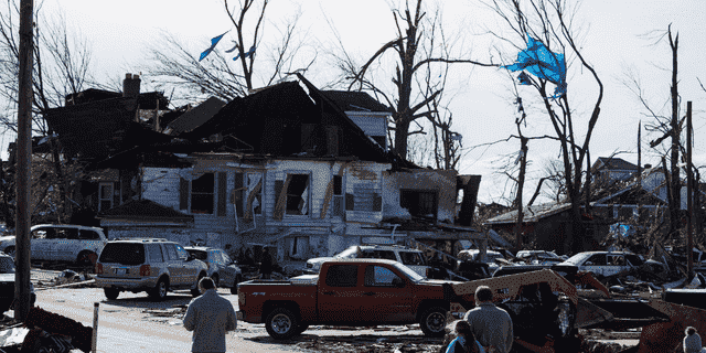 MAYFIELD, KY - 11. DEZEMBER: Gesamtansicht von Tornado-beschädigten Strukturen am 11. Dezember 2021 in Mayfield, Kentucky.  (Foto von Brett Carlsen/Getty Images)