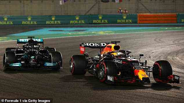 Max Verstappen überholte Lewis Hamilton spät und holte sich einen umstrittenen Sieg in Abu Dhabi
