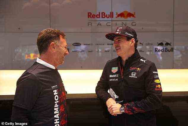 Verstappens Teamchef Christian Horner (L) sagte, der Sieg sei für Red Bull noch nicht angekommen
