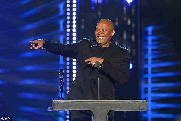 Der Rapper von Dre Day wurde am 30. Oktober bei der Einführungszeremonie in die Rock & Roll Hall of Fame in Cleveland lächelnd gesehen
