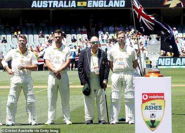 Smith stand neben (links-rechts) David Warner, Travis Head und Nugget Rees für die australische Nationalhymne vor dem Spiel des Tages in Adelaide am Donnerstag