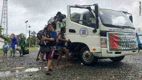 Evakuierte kommen am 16. Dezember an einer Evakuierungsstelle in der Stadt Dapa, Surigao, Philippinen an.