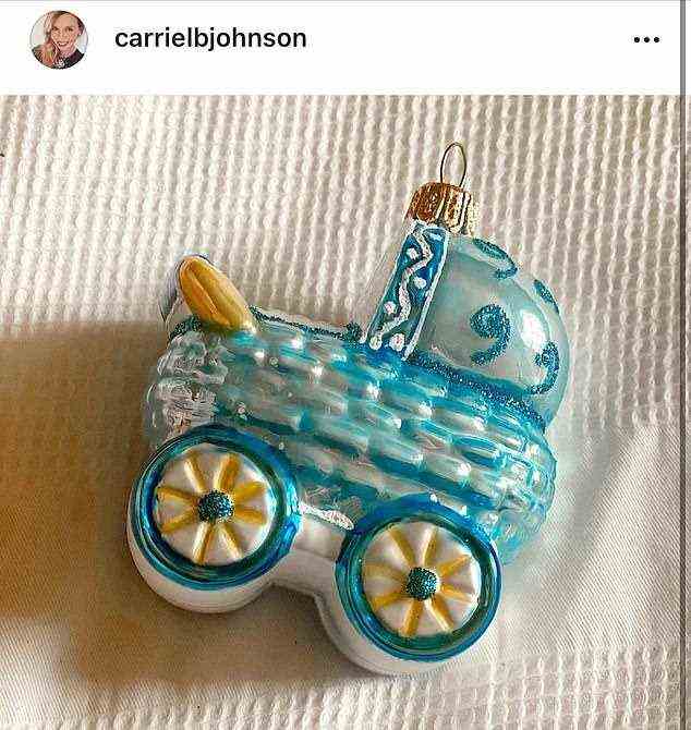 Frau Johnson illustrierte ihren Beitrag mit einem Bild eines Christbaumschmucks in Form eines blauen Kinderwagens bei der Ankündigung der Schwangerschaft im August