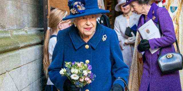 Die britische Königin Elizabeth II., gefolgt von der britischen Prinzessin Anne, rechts, kommt an, um am Dienstag, den 12. Oktober 2021, in der Westminster Abbey in London an einem Dankgottesdienst anlässlich des hundertjährigen Bestehens der Royal British Legion in London teilzunehmen.