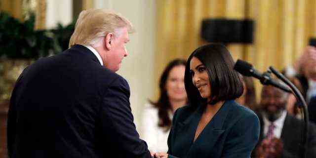 US-Präsident Donald Trump schüttelt Kim Kardashian West im Weißen Haus die Hand.  Die beiden arbeiteten zusammen, um den First Step Act zu verabschieden, der sich auf die Reform der Strafjustiz konzentrierte.