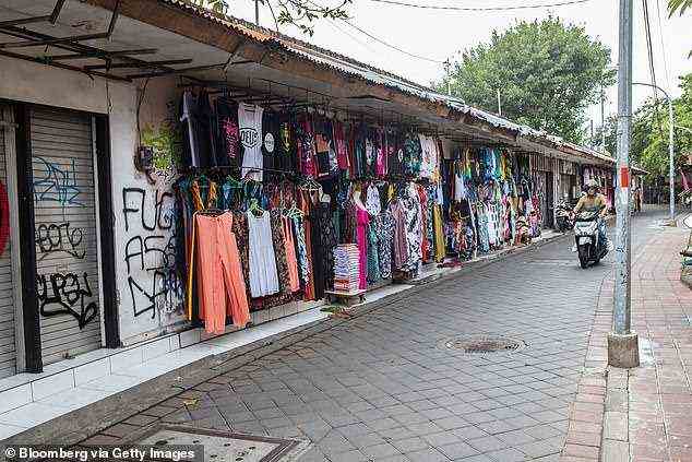 Die Geschäfte in Kuta (im Bild), die einst von ausländischen Touristen bevölkert waren, die billige Kleidung und Souvenirs kauften, stehen jetzt leer