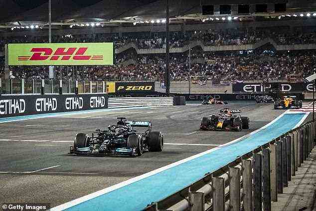 Lewis Hamilton (links) führte die meiste Zeit des Rennens, aber der Niederländer überholte ihn in der letzten Runde