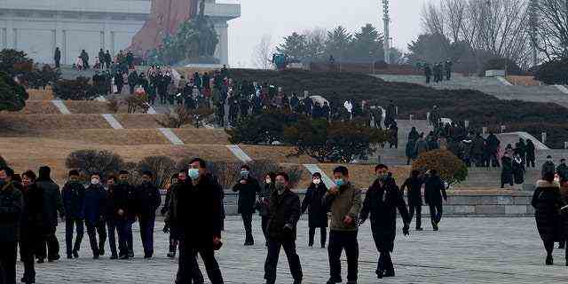 Bürger besuchen die Bronzestatuen ihrer verstorbenen Führer Kim Il Sung und Kim Jong Il auf dem Mansu-Hügel in Pjöngjang, Nordkorea am Donnerstag, 16. Dezember 2021, anlässlich des 10. Jahrestages des Todes von Kim Jong Il. 