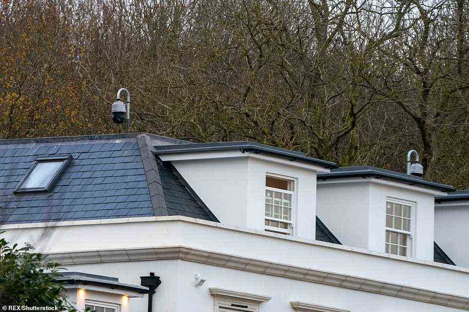 Schutz: Das Paar hat laut The Sun um die Erlaubnis gebeten, „Eingangstoren, Piers und Mauern“ zu bauen (abgebildet sind die CCTV-Kameras).