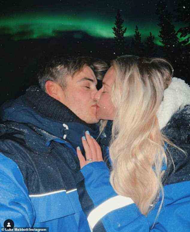 Romantisch: Inzwischen hat sich Lucie gerade mit ihrem Freund Luke Mabbott verlobt, nachdem er die Frage gestellt hatte, als sie während ihrer Reise nach Finnland die Nordlichter beobachteten