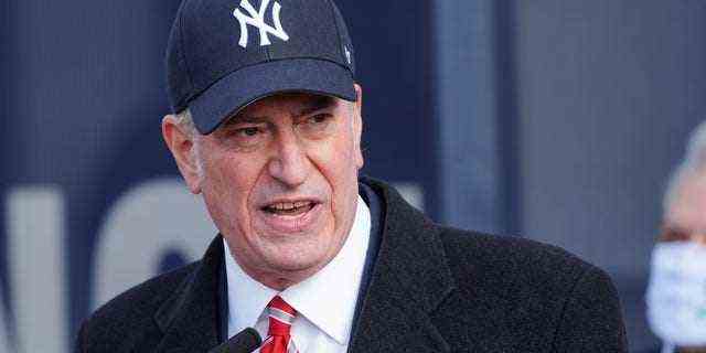 New Yorks Bürgermeister Bill de Blasio gibt Erklärungen an einer Massenimpfstelle im Yankee-Stadion ab.  (REUTERS/Carlo Allegri)