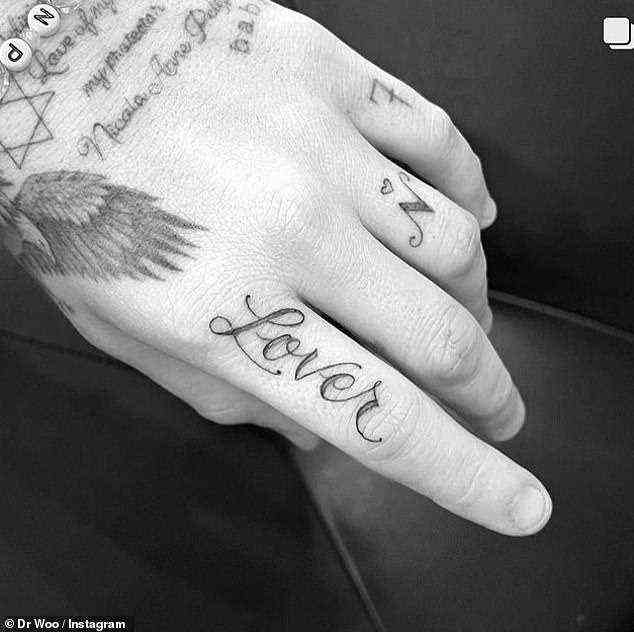 Neue Tatts: Brooklyn gönnte sich ein weiteres Tattoo, als er in einer offensichtlichen Anspielung auf Nicola eine „Liebhaber“-Tinte auf seinem Zeigefinger enthüllte
