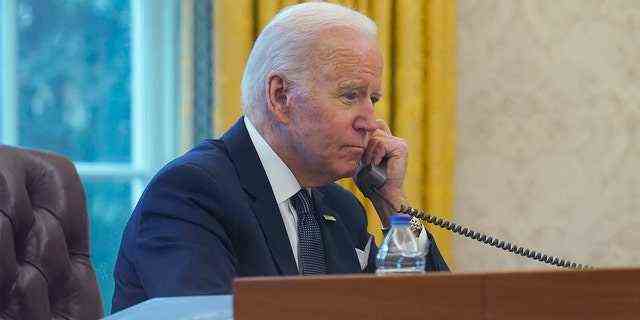 Auf diesem Bild, das durch ein Fenster aufgenommen wurde, telefoniert Präsident Biden mit dem ukrainischen Präsidenten Volodymyr Zelenskyy vom Oval Office des Weißen Hauses in Washington, Donnerstag, 9. Dezember 2021. (AP Photo/Susan Walsh)