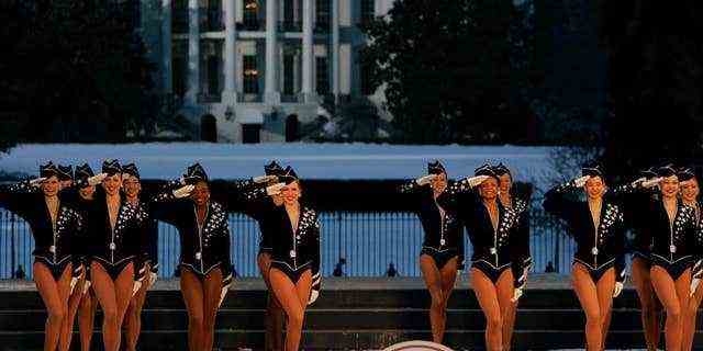 DATEI - An diesem Mittwoch, dem 19. Januar 2005, treten die Rockettes während des Konzerts zur Feier der Freiheit auf der Ellipse auf, mit dem Weißen Haus im Hintergrund in Washington.  Die Radio City Rockettes wurden beauftragt, bei der Amtseinführung des designierten Präsidenten Donald Trump im Januar 2017 zu tanzen.