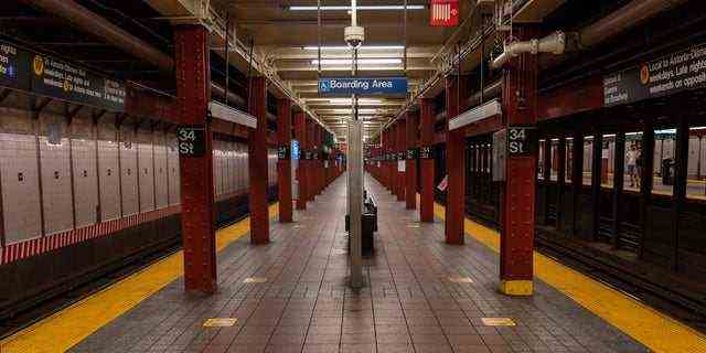 NEW YORK, VEREINIGTE STAATEN - 08.06.2020: Am ersten Tag der Wiedereröffnung der Stadt ist in der U-Bahn-Station Herald Square ein fast leerer U-Bahnhof zu sehen.