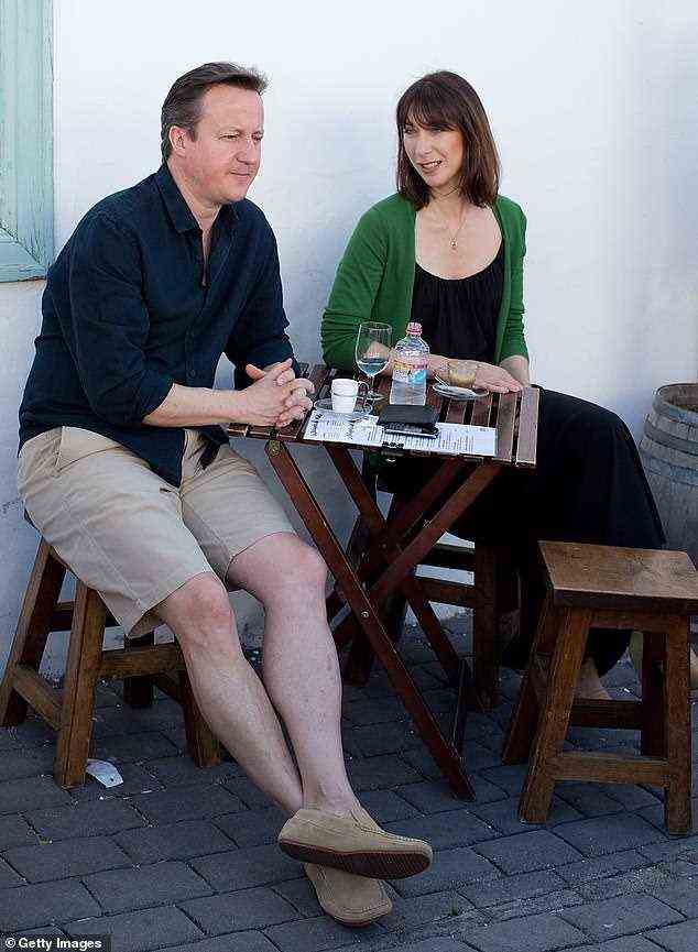 David Cameron und seine Frau Samantha machen während ihres Urlaubs auf der spanischen Insel Lanzarote am 13. April 2014 eine Pause für einen Drink am Strand