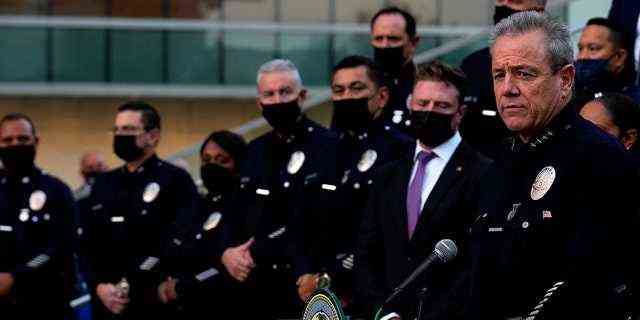 Der Polizeichef von Los Angeles, Michel Moore, spricht am 2. Dezember 2021 mit Reportern über Raubüberfälle. 