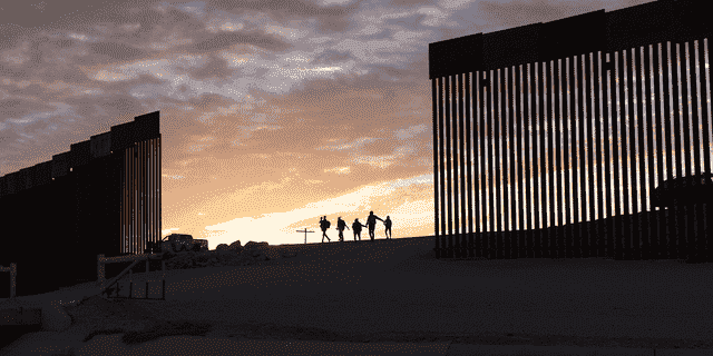Ein Paar Migrantenfamilien aus Brasilien durchqueren eine Lücke in der Grenzmauer, um nach der Überfahrt aus Mexiko in Yuma, Arizona, am Donnerstag, 10. Juni 2021, in die USA zu gelangen, um Asyl zu beantragen.  Die Familien sind Teil eines Zustroms von Asylsuchenden, die aus Südamerika und anderen Kontinenten in die USA in die Yuma-Region einreisen.  (AP-Foto/Eugene Garcia)
